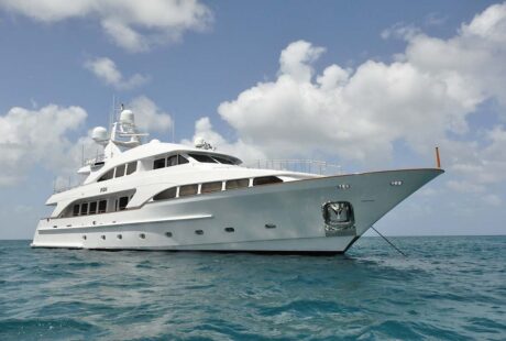 Pida Luxury Charter Yacht Anchor