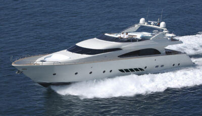 Luxury Yacht Dominator 86 Stbd Side