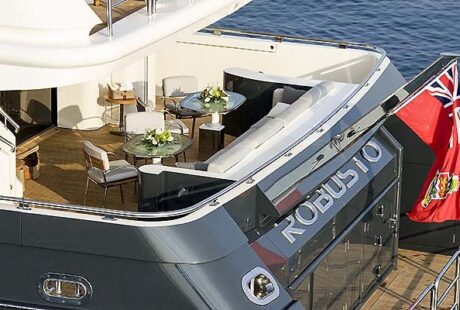 Robusto Luxury Yacht Aft