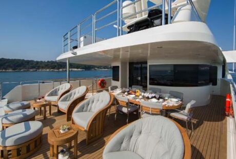 Robusto Luxury Yacht Bridge Deck Aft