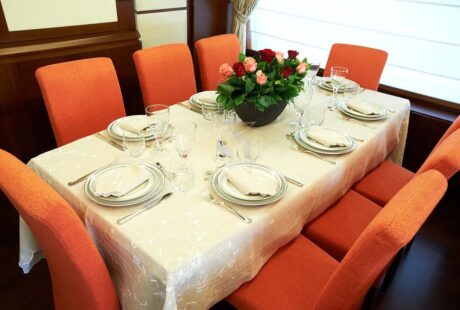 Azimut 95 Jester Dining Table