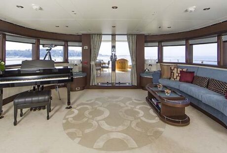 Robusto Luxury Yacht Skylounge