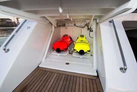 Power Catamaran Sunreef 70 Toys