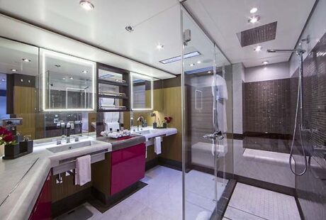 Robusto Luxury Yacht Master Cabin Bath