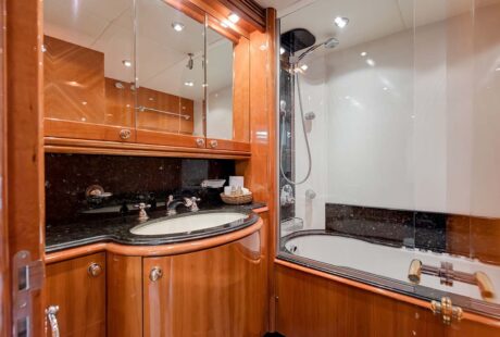 Sunseeker Yacht 105 Vip Stateroom Bath