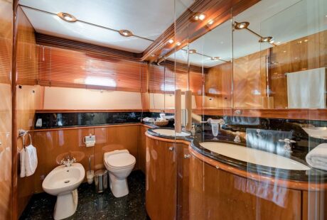 Sunseeker Yacht 105 Master Stateroom Bath