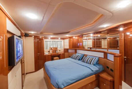 Ferretti 880 Master Cabin