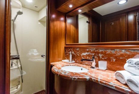 Klobuk Ferretti Navetta 30 Double Stateroom Bath